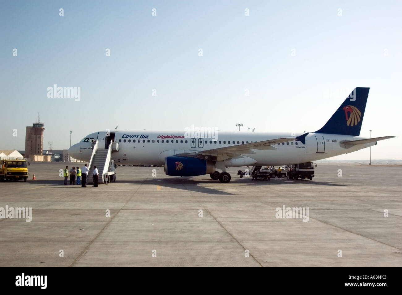 Egypt Air su asfalto, imbarco e ri-rifornimento di carburante, Luxor international airport (LXR/HELX), Luxor, Egitto. Foto Stock