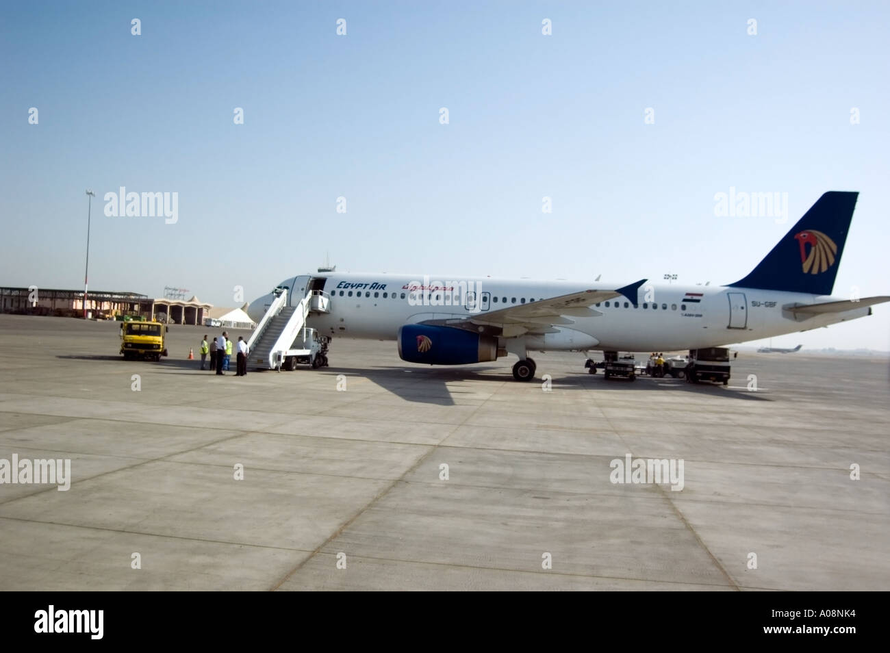 Egypt Air su asfalto, imbarco e ri-rifornimento di carburante, Luxor international airport (LXR/HELX), Luxor, Egitto. Foto Stock
