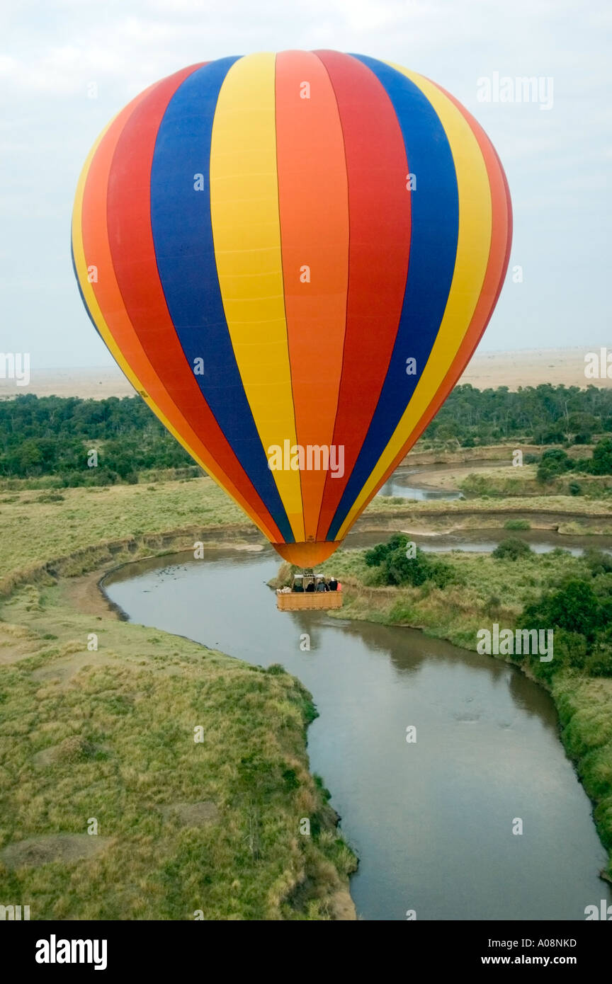 Sunrise giro in mongolfiera sopra il Masai Mara Game Reserve, Kenya, Africa orientale. Foto Stock