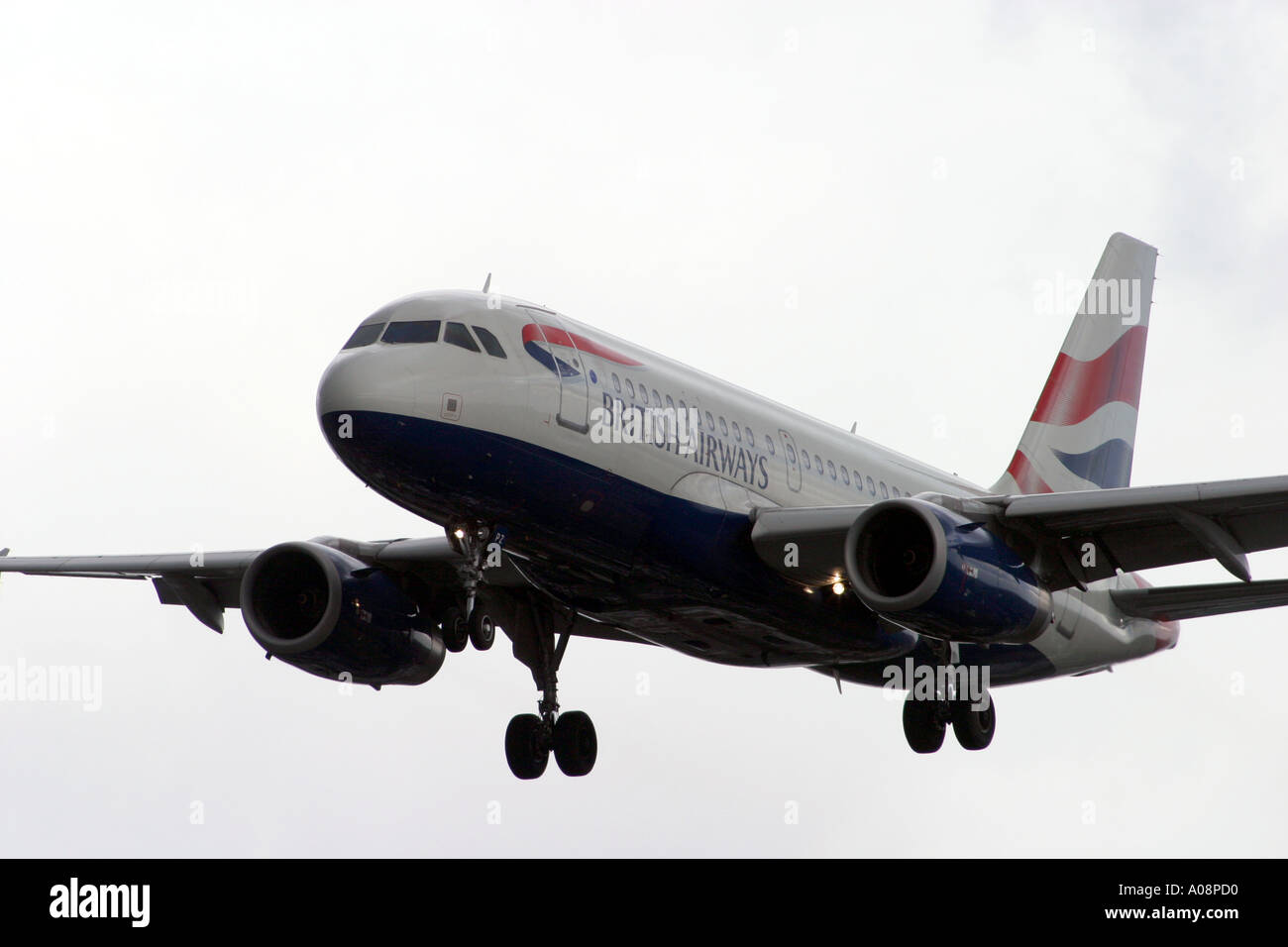 Airbus A320 323 di British Airways in atterraggio a Heathrow Foto Stock