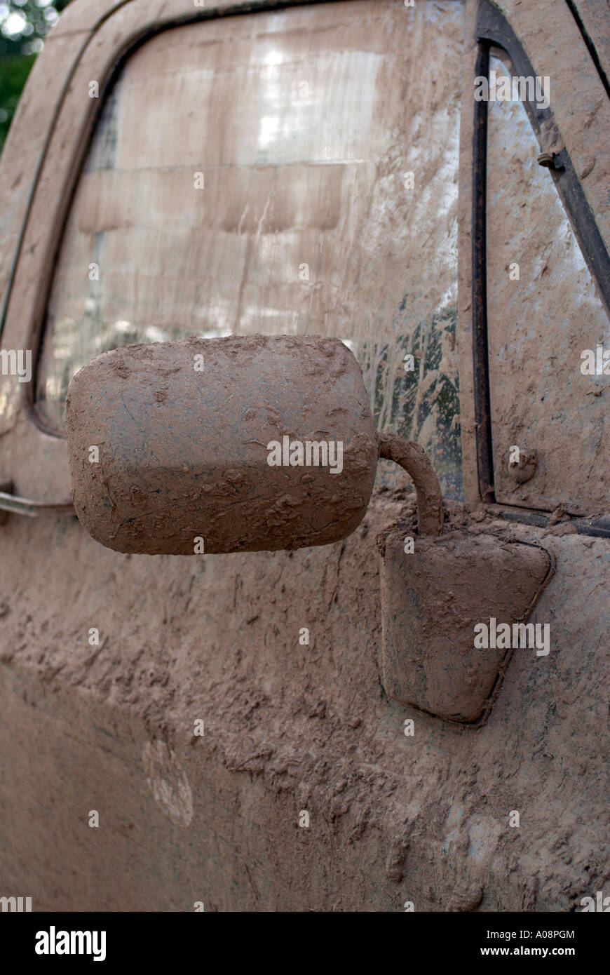 Un camion coperto di fango dopo essere stati usati off road Foto Stock