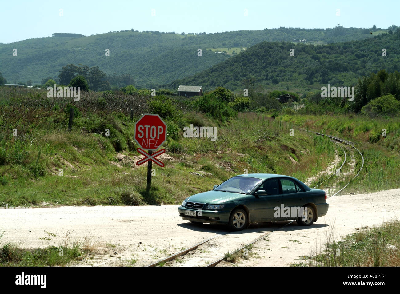 Unmanned incrocio ferroviario con segno di stop al deserto Western Cape South Africa RSA Foto Stock