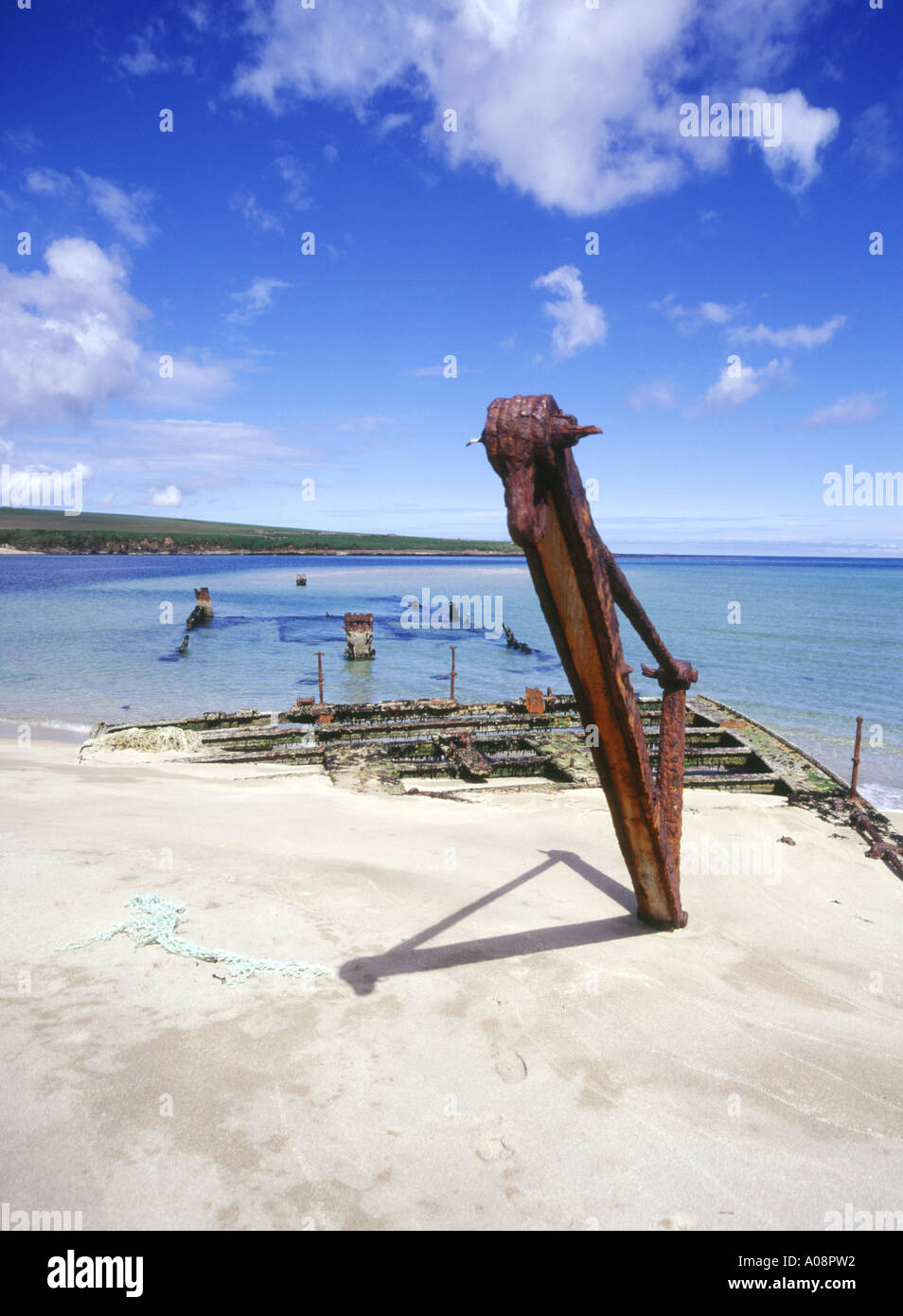 dh 4th Churchill Barrier CHURCHILL BARRIERE ORKNEY bloccare nave su Ayre di Cara spiaggia relitto Foto Stock