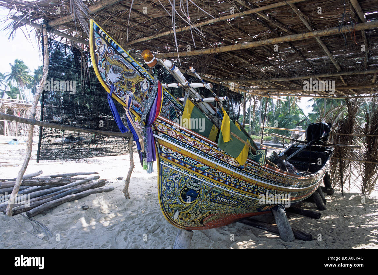 Dettaglio del intricati intarsi su un Korlae una mano la barca di legno che impiega quattro mese per fare si possono osservare gli artigiani in Saiburi Foto Stock
