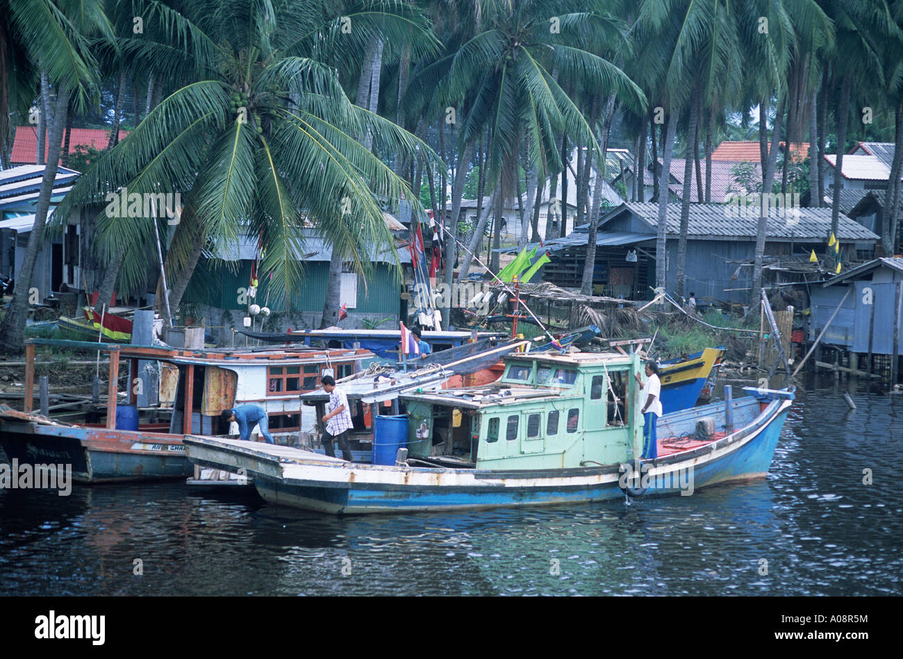 Barche ormeggiate lungo le rive a Saiburi Foto Stock