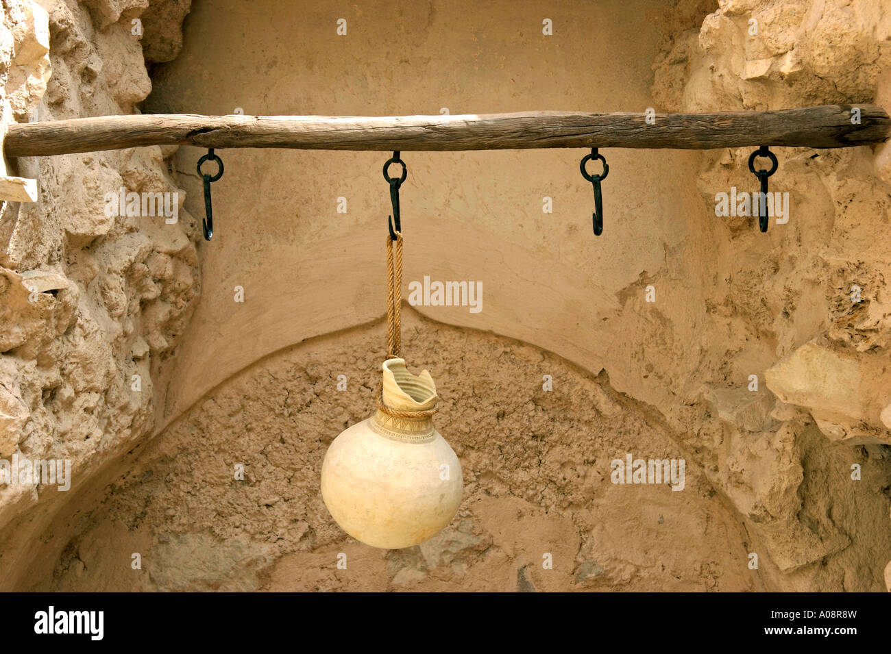 Oman, Wasserkrug aus Ton im Fort von Nizwa, lanciatore all'interno di Nizwa Fort Foto Stock