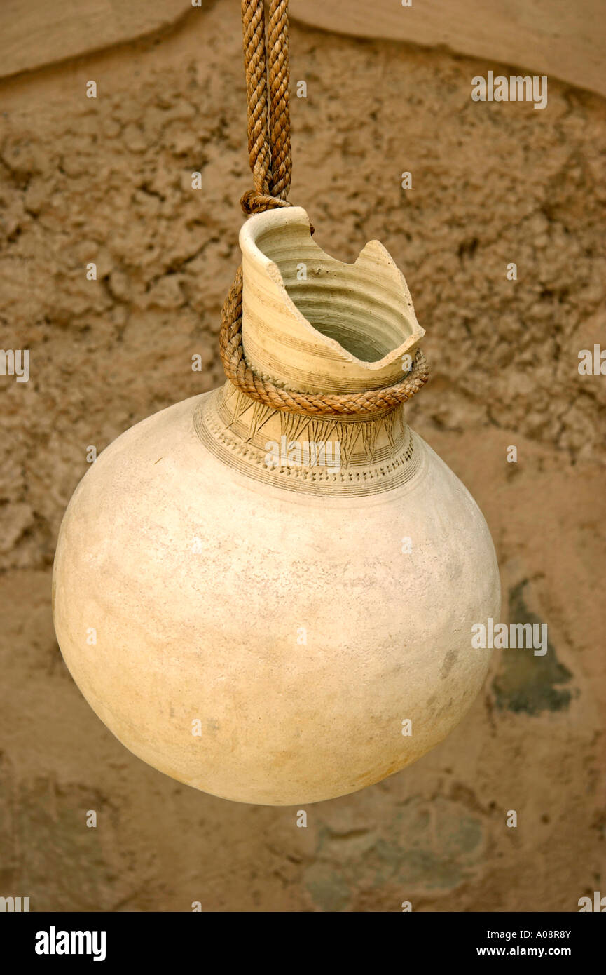 Oman, Wasserkrug aus Ton im Fort von Nizwa, lanciatore all'interno di Nizwa Fort Foto Stock