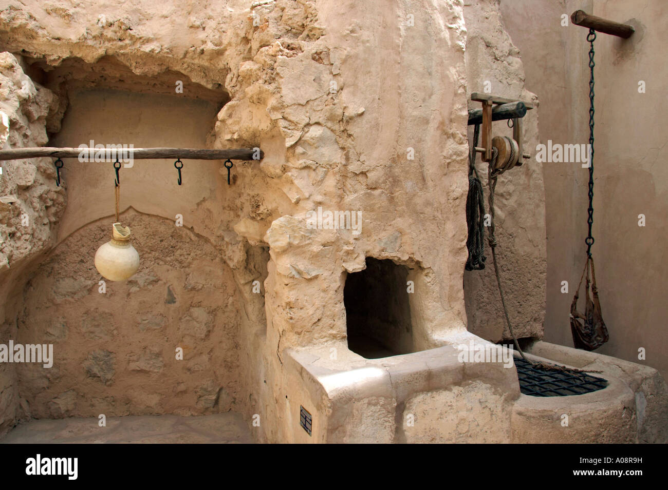 Oman, Wasserkrug aus Ton im Fort von Nizwa, lanciatore all'interno di Nizwa Fort Foto Stock