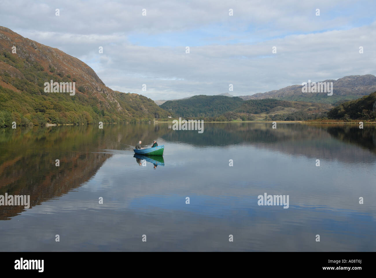 Traina la pesca Llyn Dinas vicino Beddgelert Snowdonia North West Wales Foto Stock