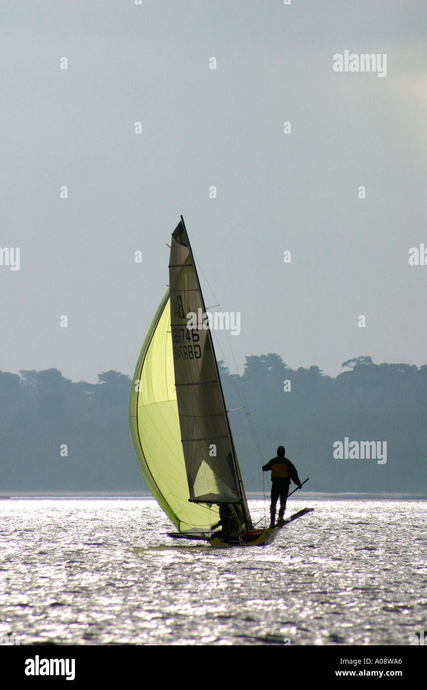 Barca a Vela di colore giallo Foto Stock Barca a Vela di colore giallo Foto Stock