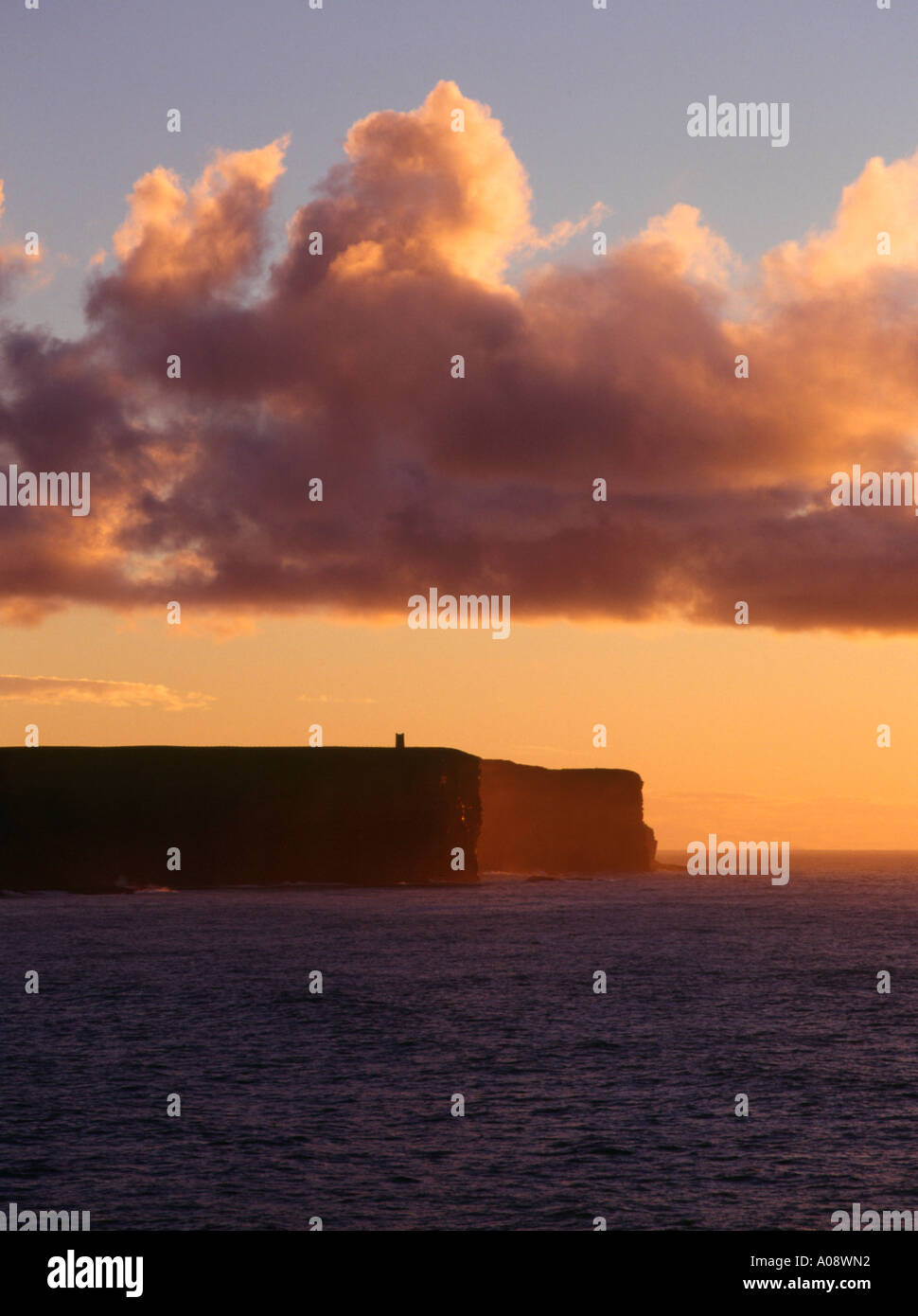 Dh Birsay Bay BIRSAY ORKNEY Marwick scogliere di testa e Kitchener Memorial con il tramonto nuvole di tempesta Foto Stock