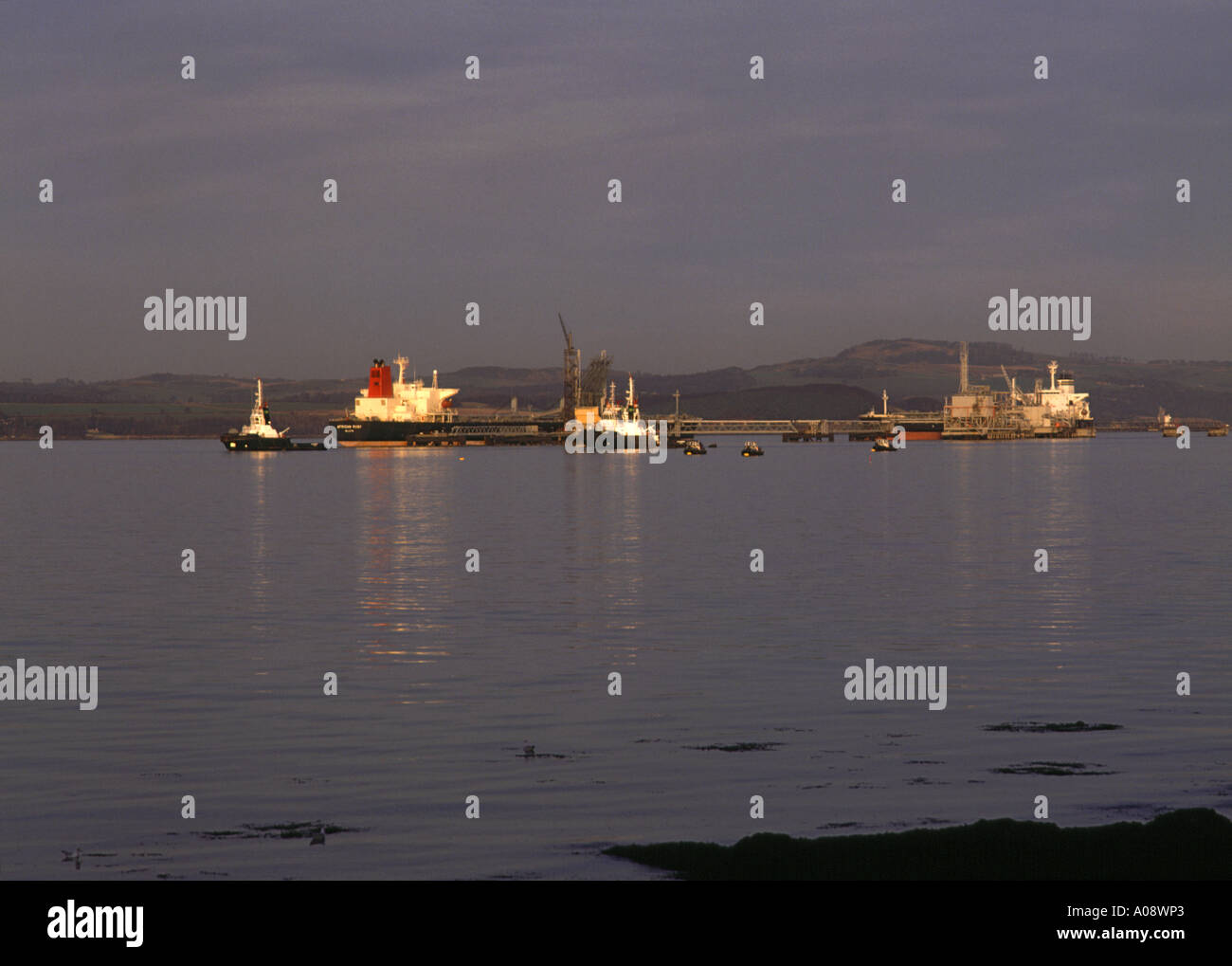 Dh south queensferry LOTHIAN olio tubo terminale di nave Petroliere e rimorchiatori scozia tanker Foto Stock