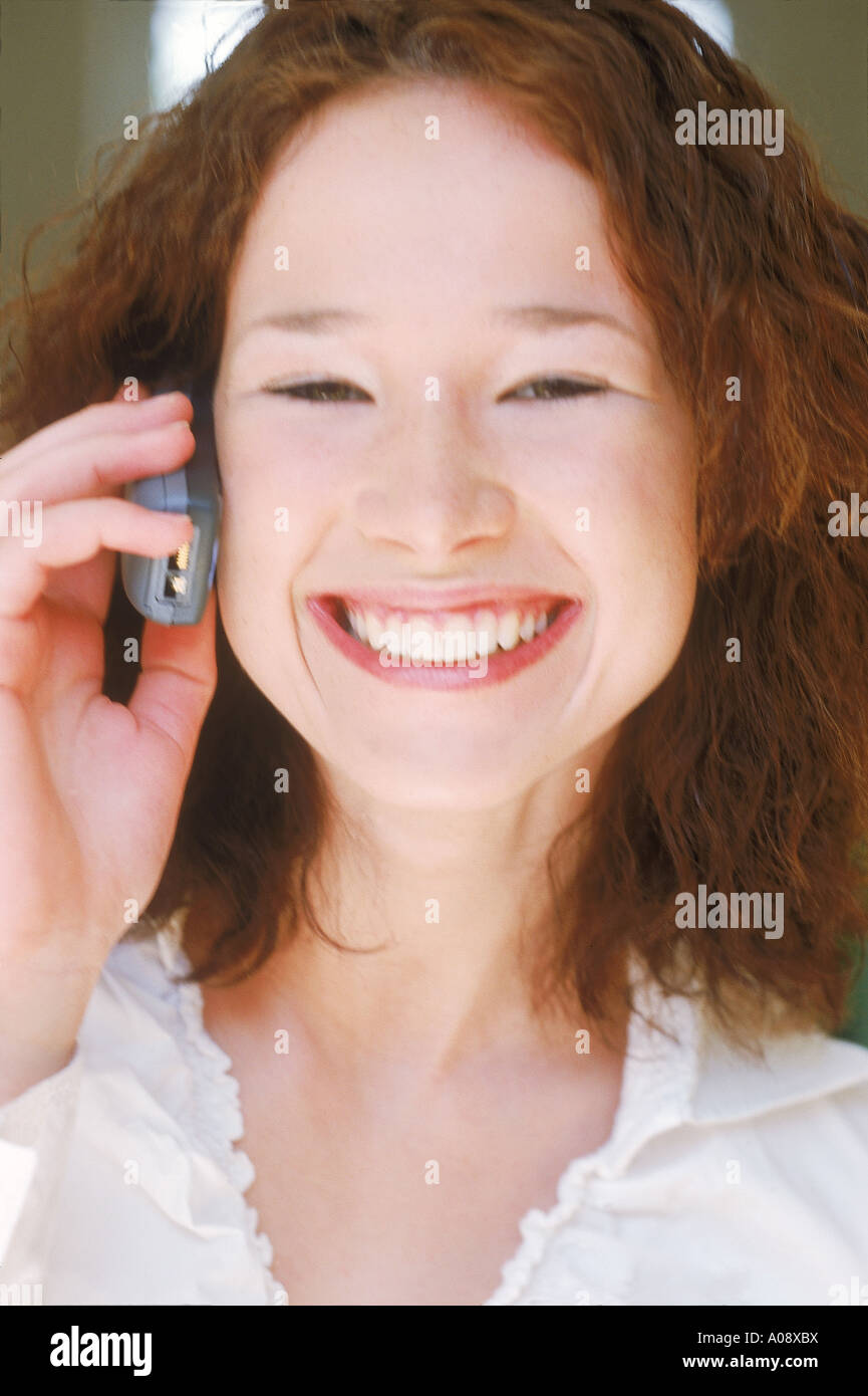 Ritratto di una giovane donna che parla al telefono cellulare Foto Stock