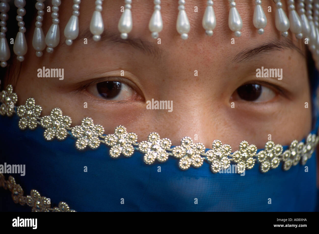 Mongolia, ragazza in Costume mongolo, gli occhi Foto Stock