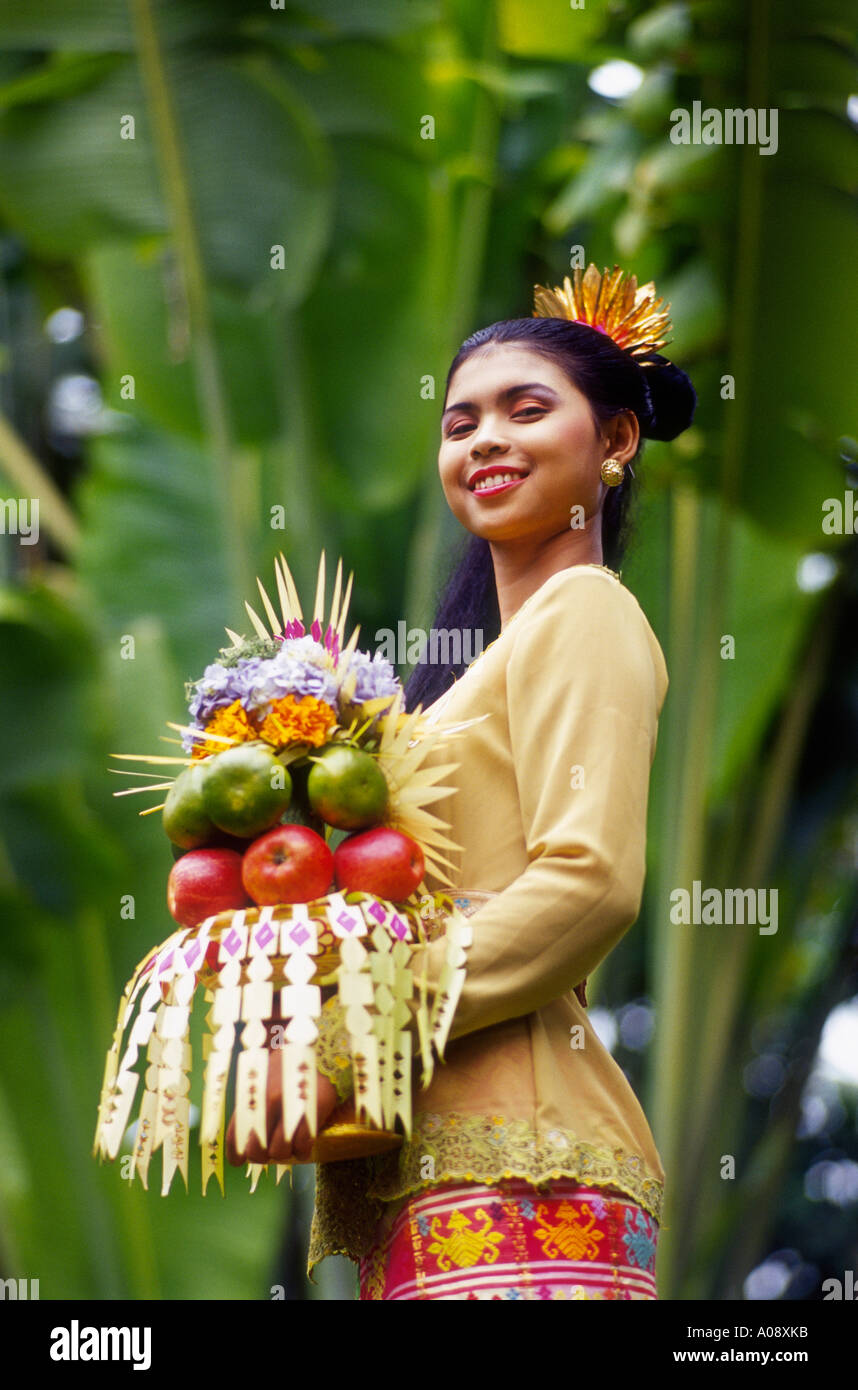 Indonesia, Donna Balinese il trasporto di frutta Foto Stock