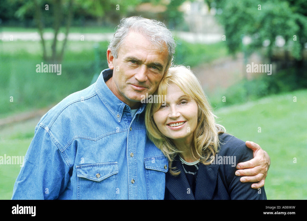 Ritratto di una coppia matura azienda ogni altra sorridente Foto Stock