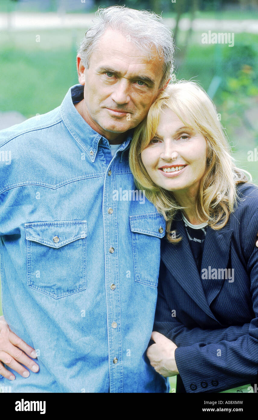 Ritratto di coppia di anziani azienda ogni altra sorridente Foto Stock
