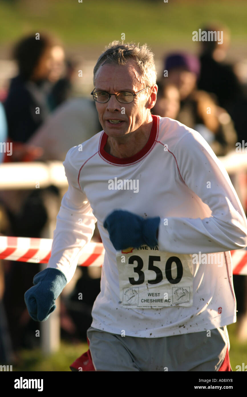 Oltre 50 maschile nella gara di corsa Foto Stock