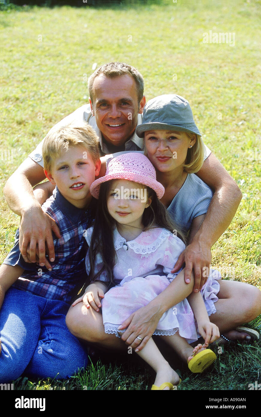 Ritratto di una famiglia seduta su un prato Foto Stock