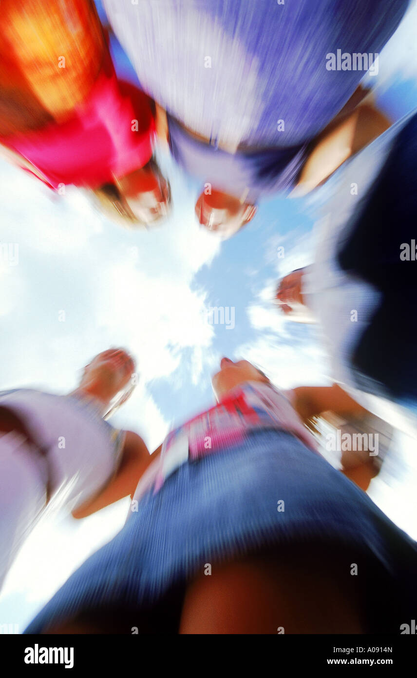 Basso angolo vista offuscata da un gruppo di giovani in piedi in cerchio Foto Stock
