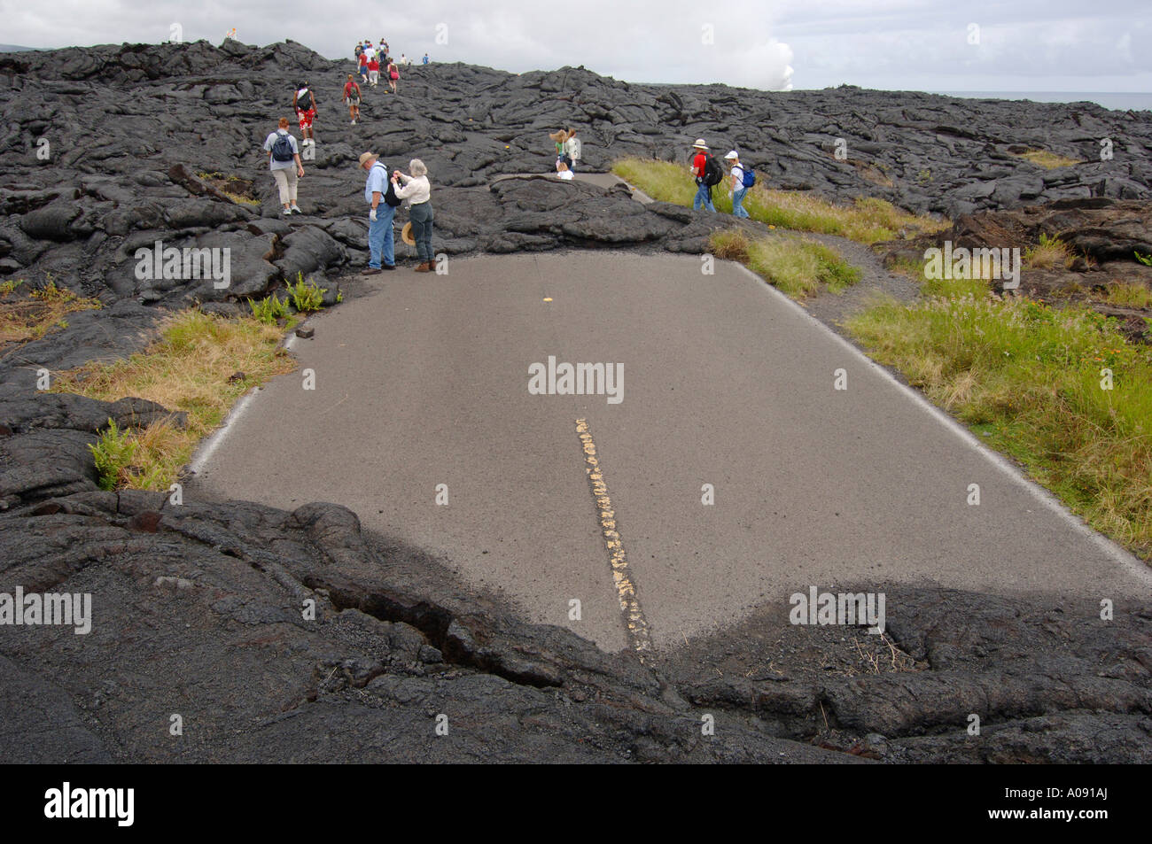 I turisti escursionismo su lava, Hawaii, STATI UNITI D'AMERICA Foto Stock