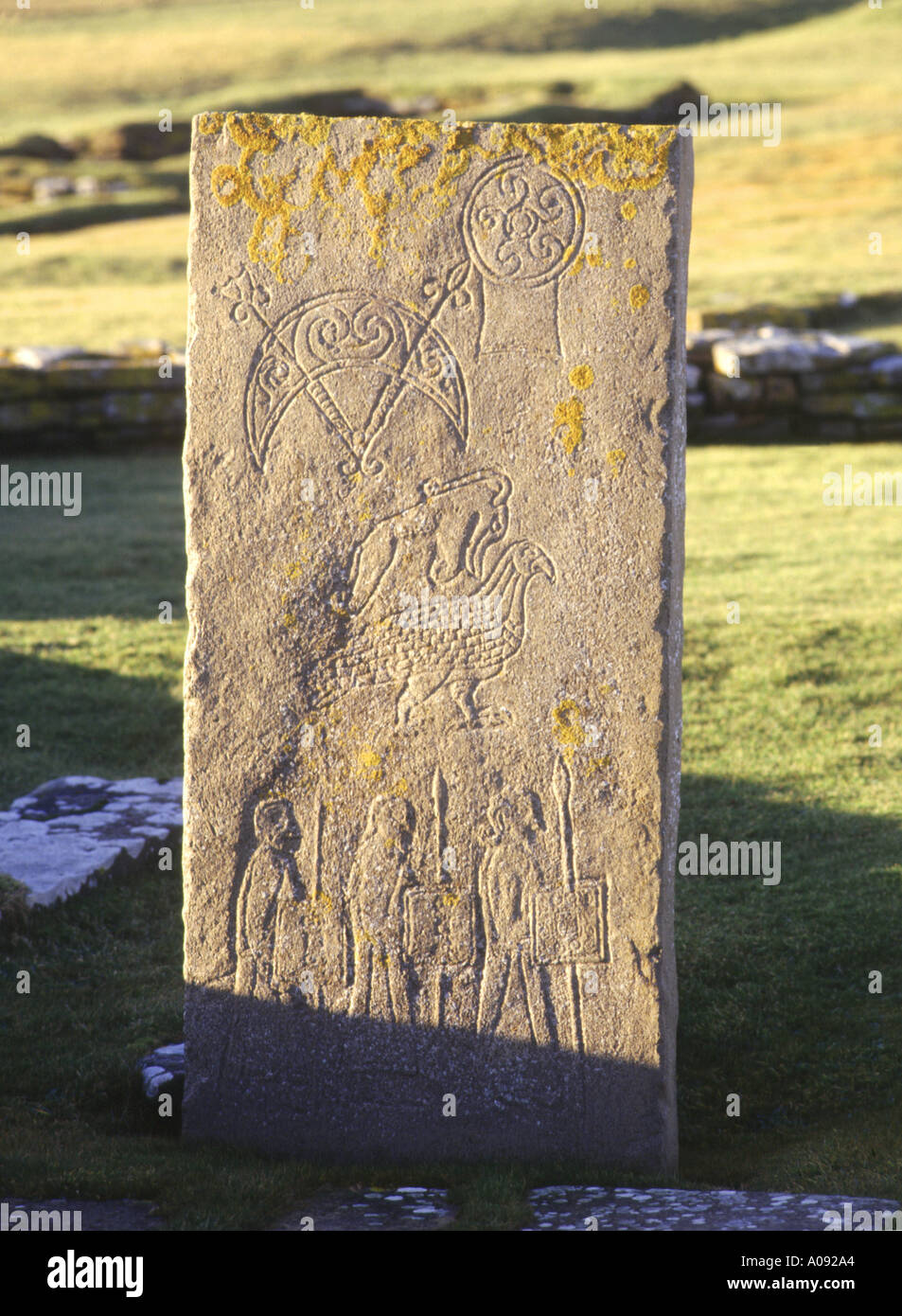 Dh Brough di Birsay BIRSAY ORKNEY Pictish carving replica in pietra scolpire storia scolpito da incisione Foto Stock
