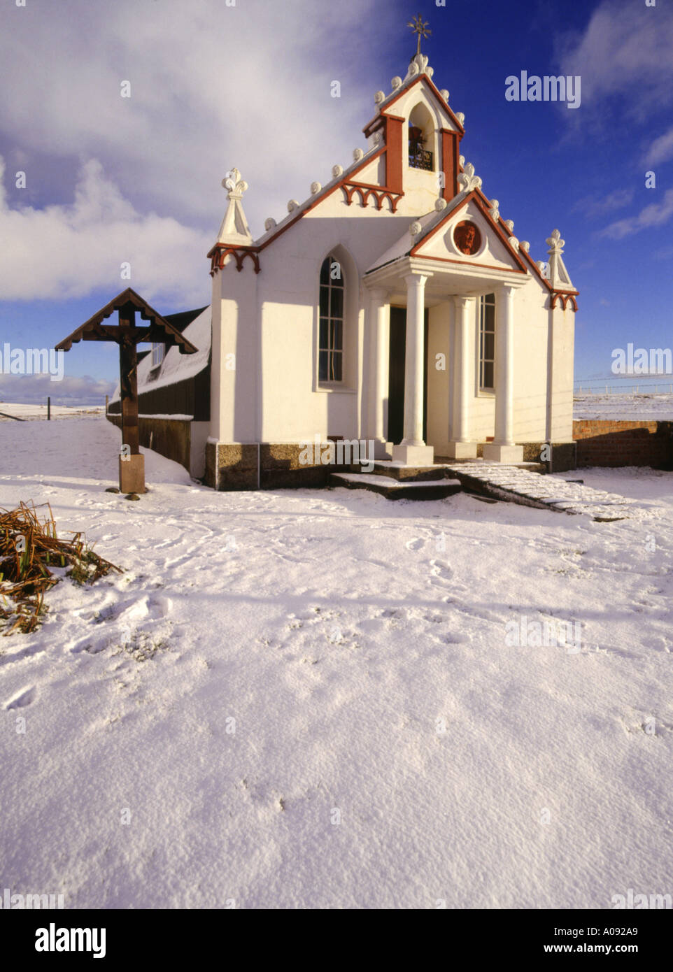 dh Nissen chiesa capanna CAPPELLA ITALIANA ORKNEY decorato prigioniero di costruzione di guerra con neve bianca invernale scozia regno unito mondo due campo Foto Stock