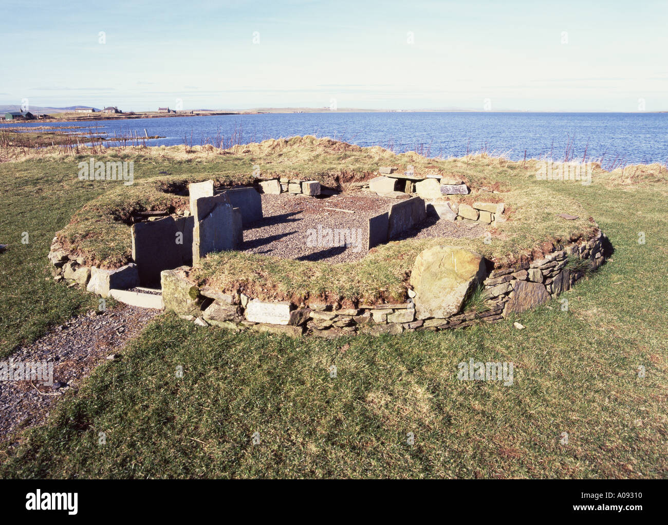 Dh Barnhouse STENNESS ORKNEY età della pietra villaggio neolitico house e Loch di insediamento Harray Foto Stock