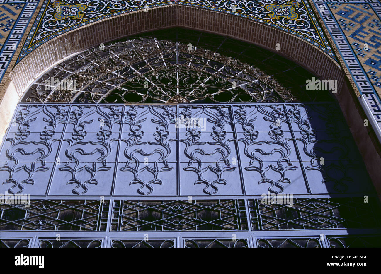 Iran Kerman decor presso la Moschea del Venerdì di piastrelle a mosaico ornamento blu parete arte islamica muslime architettura araba Foto Stock
