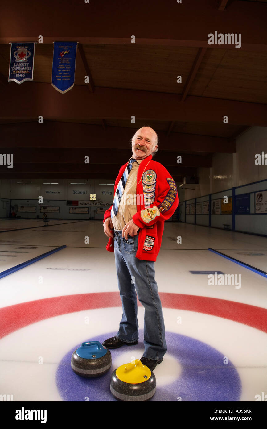 Ritratto di uomo in Arena di Curling Foto Stock