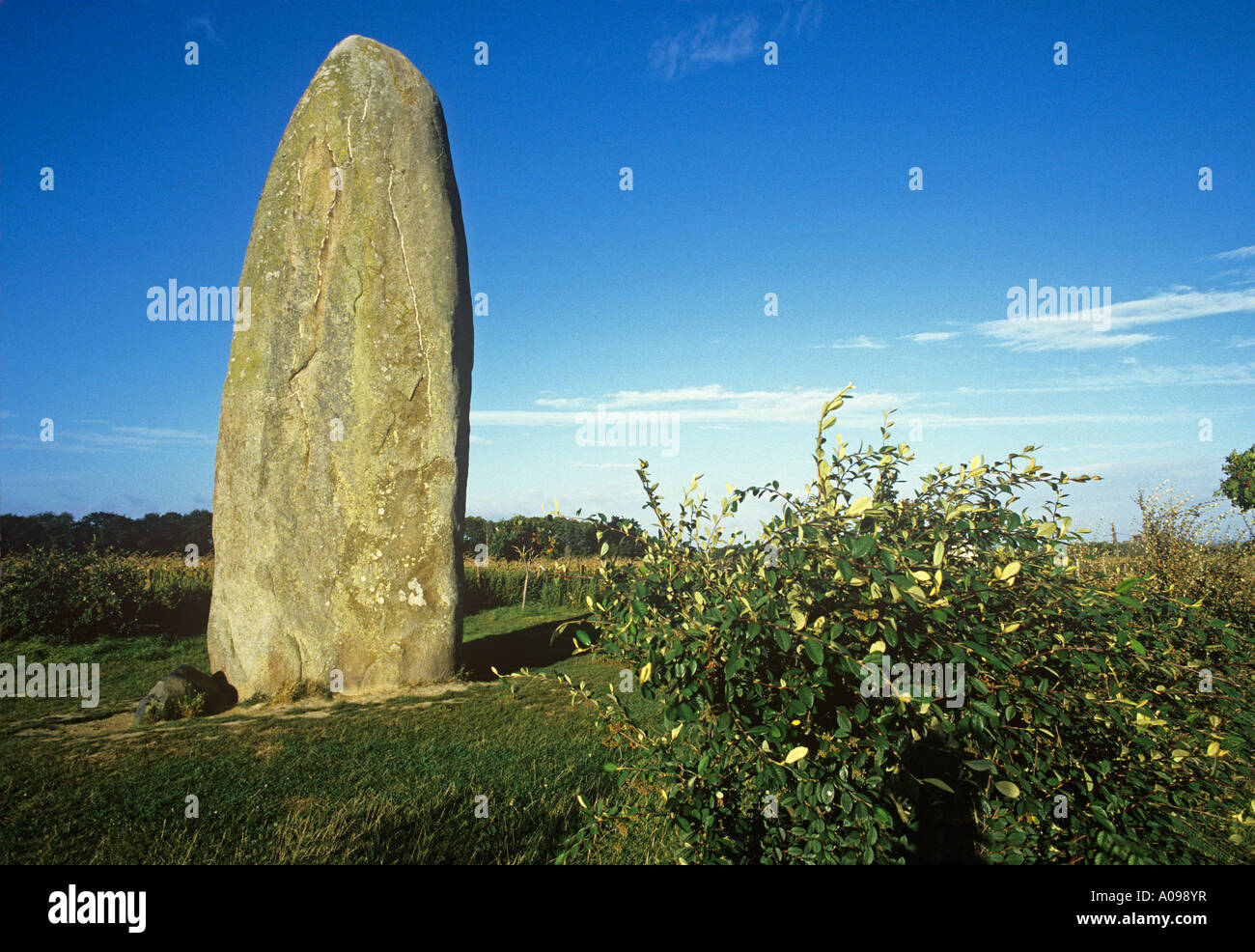 Menhir du Champ Dolent oltre 9 metri di altezza la pietra in piedi al di fuori della piccola cittadina di Dol nel nord-est della Bretagna Foto Stock