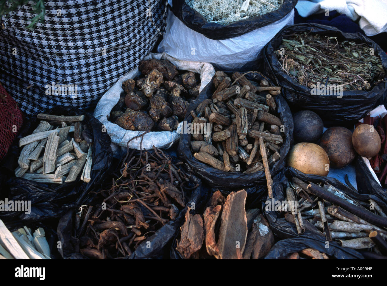 La medicina tradizionale per la vendita in Perù highland mercati. Foto Stock