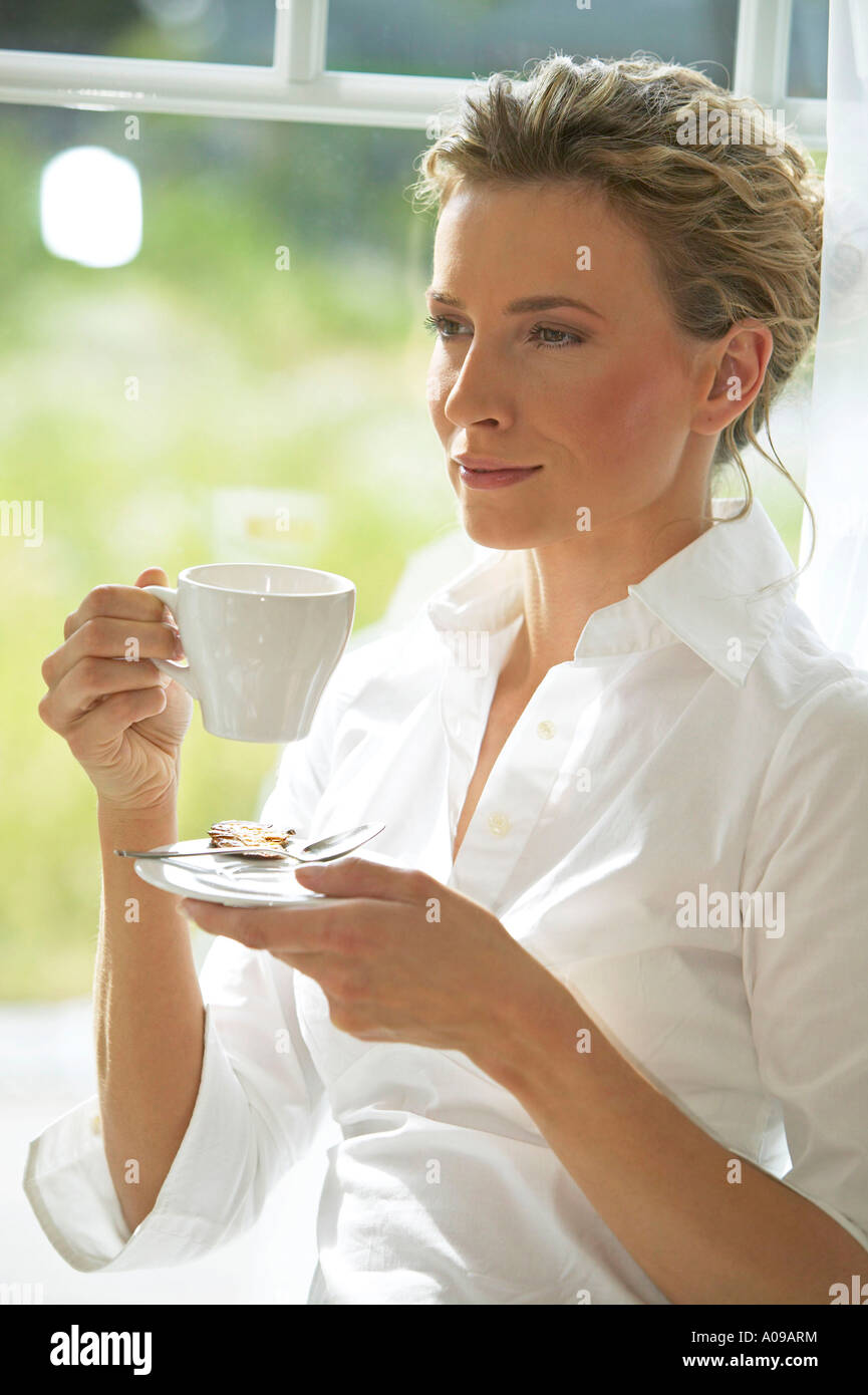 Frau trinkt eine Tasse Kaffee, donna di bere una tazza di caffè Foto Stock
