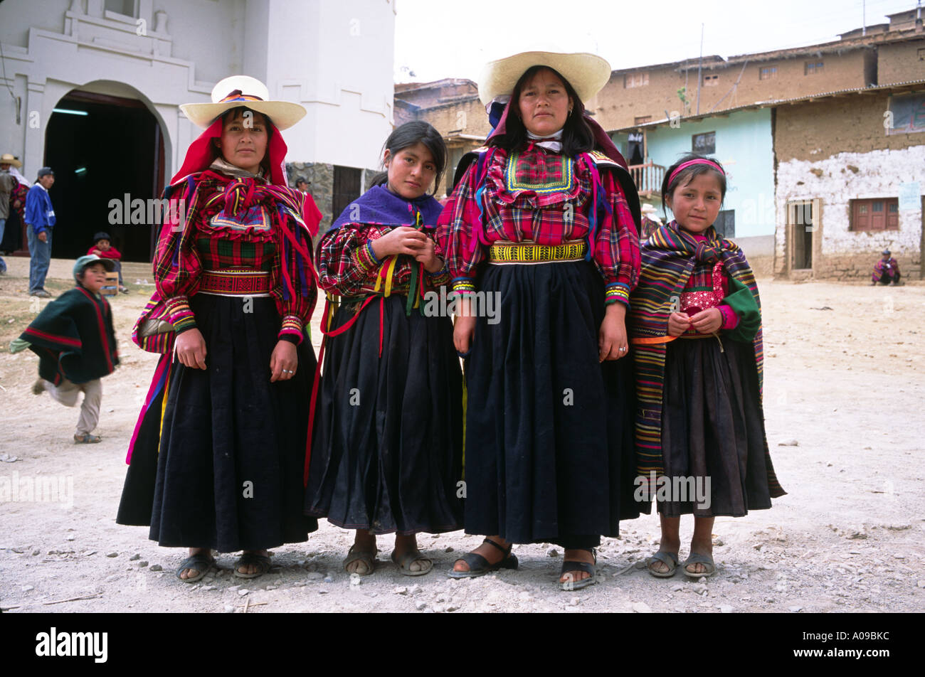Il quechua le donne indiane la modellazione di loro tradizionale intrecciato abito. Incahuasi, Perù Foto Stock