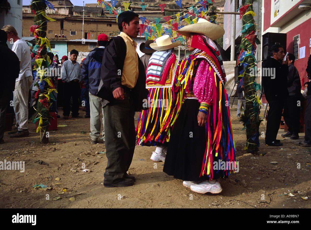 La gente del posto ballare il pomeriggio alla Virgen de Las Mercedes festival. Incahuasi, Perù Foto Stock