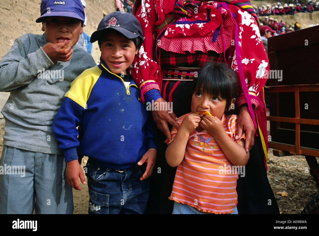 Il quechua donna indiana con i suoi tre figli alla Virgen de Las Mercedes Festival. Incahuasi, nel nord del Perù Foto Stock