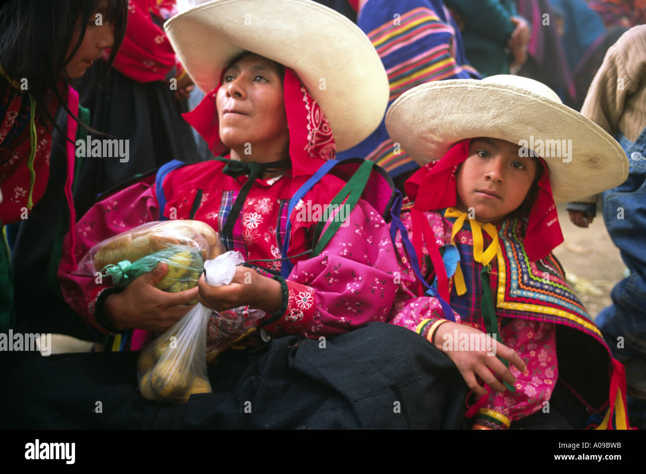 Donna locale e i suoi figli in abito tradizionale. Nord del Perù. Foto Stock