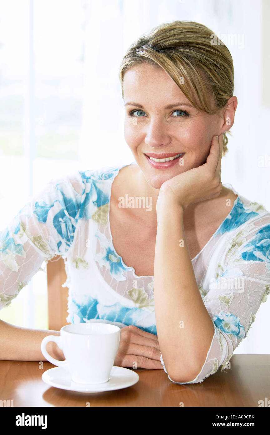 Frau beim Fruehstueck, donna a colazione Foto Stock