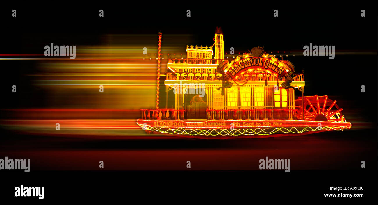 Blackpool tram offuscata con movimento durante le luminarie di Blackpool Inghilterra Regno Unito Foto Stock