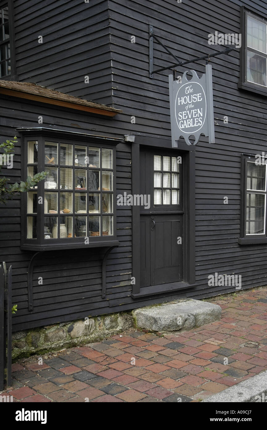 Una vista di lato dell'ingresso per la famosa "Casa di sette Gables di Salem, Massachusetts. Foto Stock