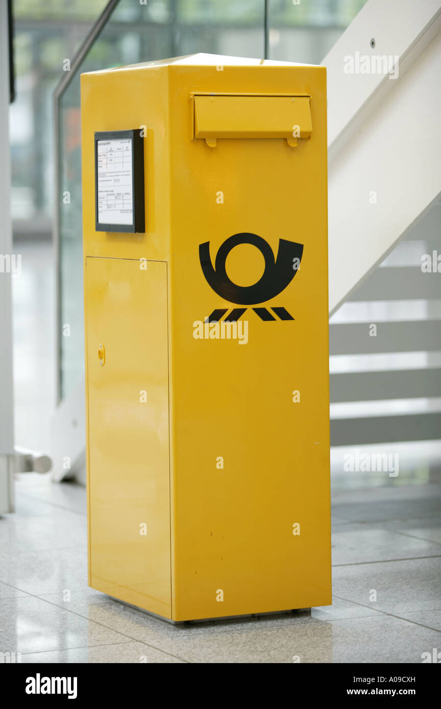 Gelber Briefkasten im Flughafen Muenchen, giallo letter box all'aeroporto di Monaco di Baviera Foto Stock