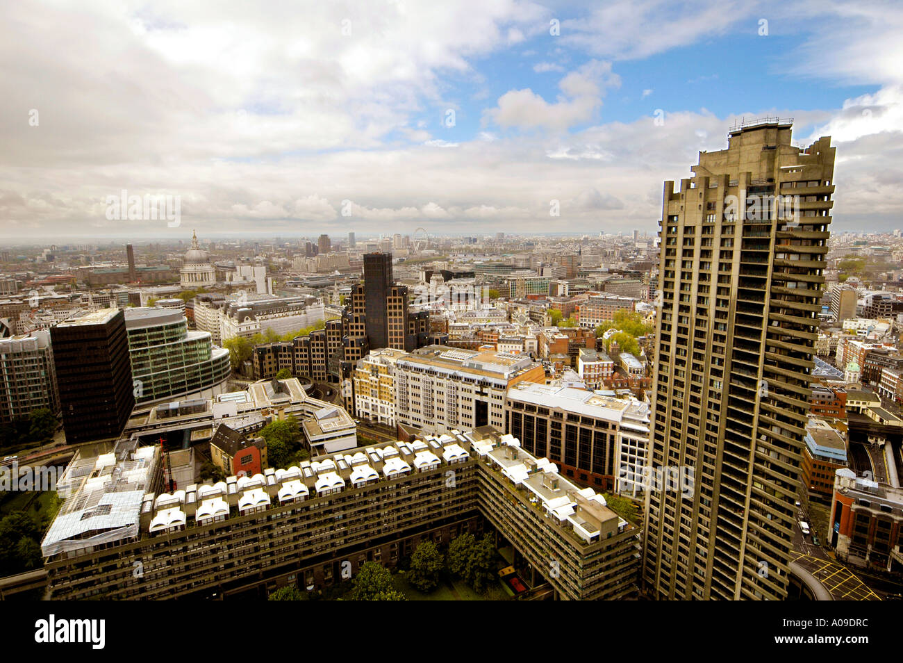 Vista aerea del Barbican e la city di Londra guardando ad ovest da Shakespeare tower Londra Inghilterra Regno Unito città quartiere delle finanze panoramic Foto Stock