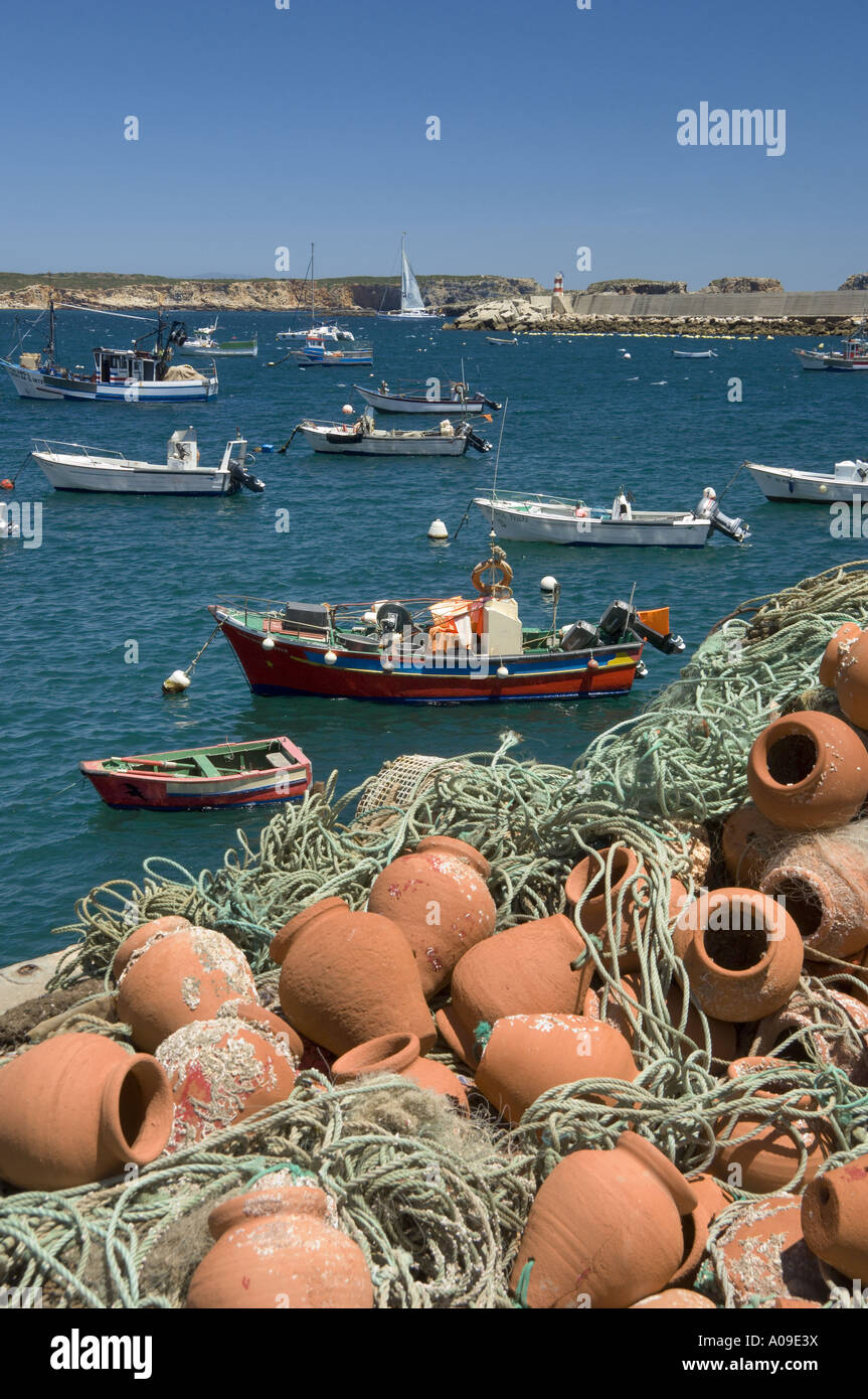 Pentole di granchio e barche da pesca nel Porto da baleeira Harbour, Sagres Algarve Foto Stock