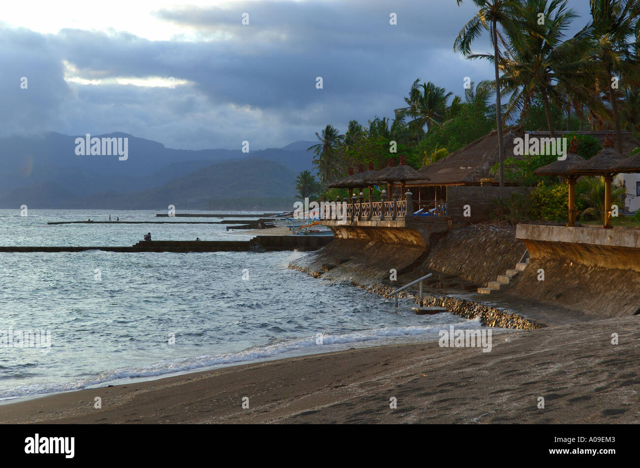 Litorale sulla spiaggia al tramonto, bali resort per vacanze Candi Dasa Bali Indonesia Foto Stock