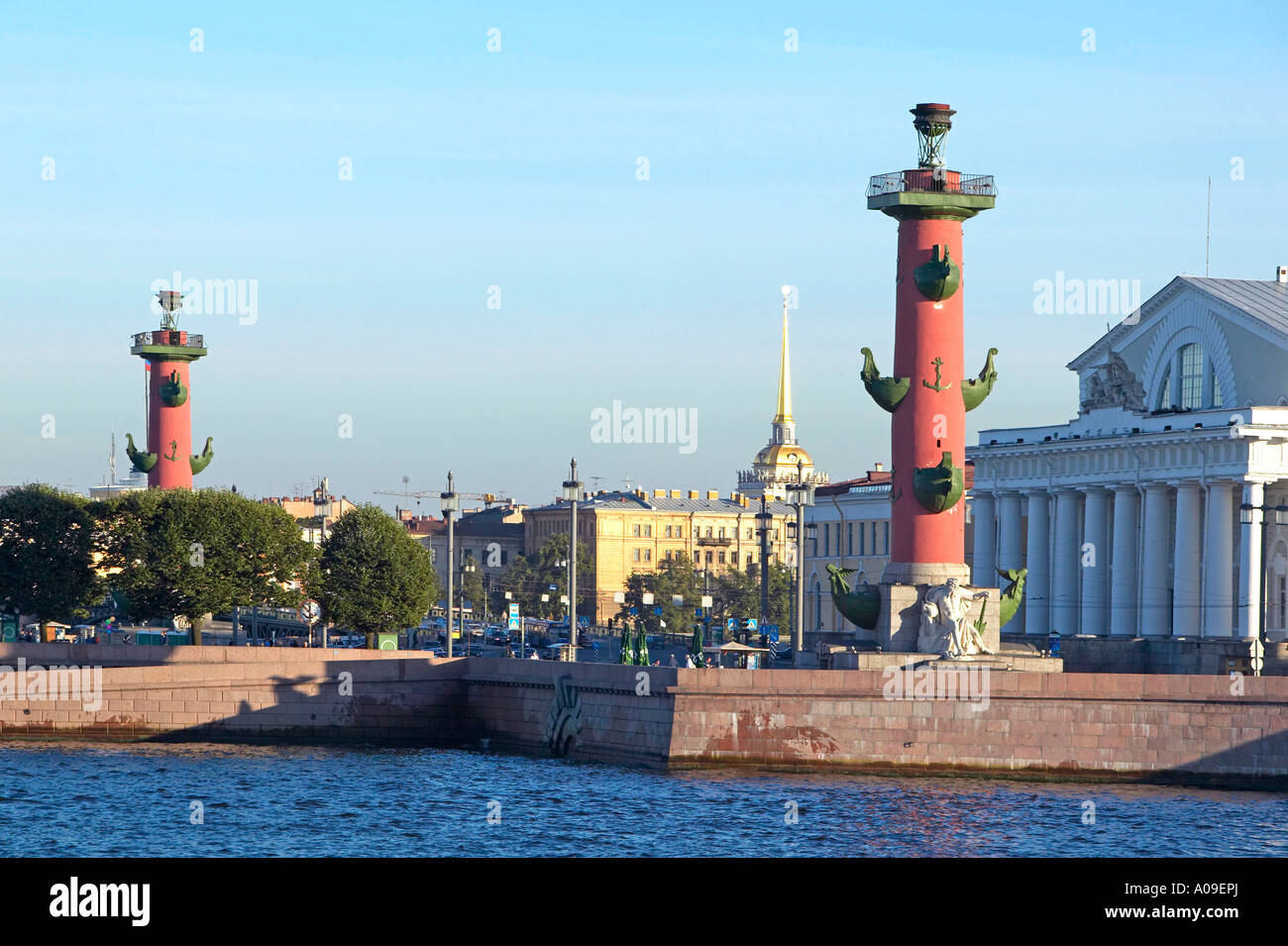 Sankt Petersburg, Rostrasaeule an der Strelka, una delle due colonne rostrale sull isola Vasilevsky San Pietroburgo Foto Stock