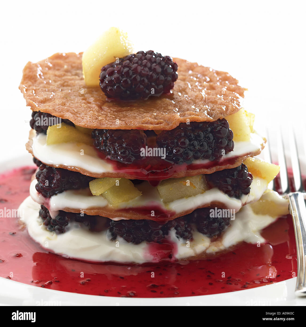 Blackberry tier brandy scatta con crema di ananas di more e parole chiave salsa dessert coulis di frutta da vicino Foto Stock