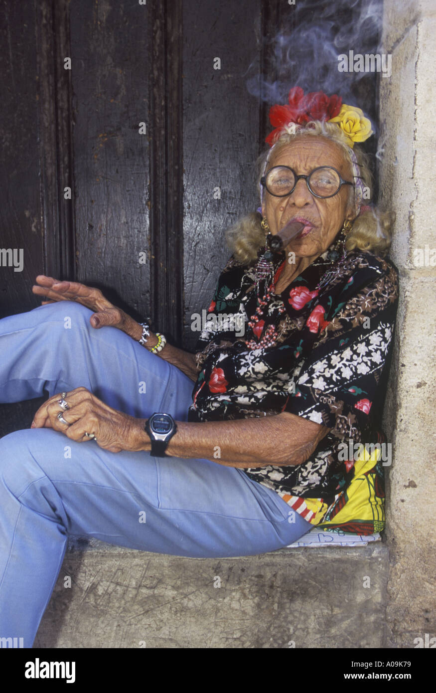 Plaza de la Catedral area donna più anziana di fumare il sigaro Havana Vieja Cuba Foto Stock