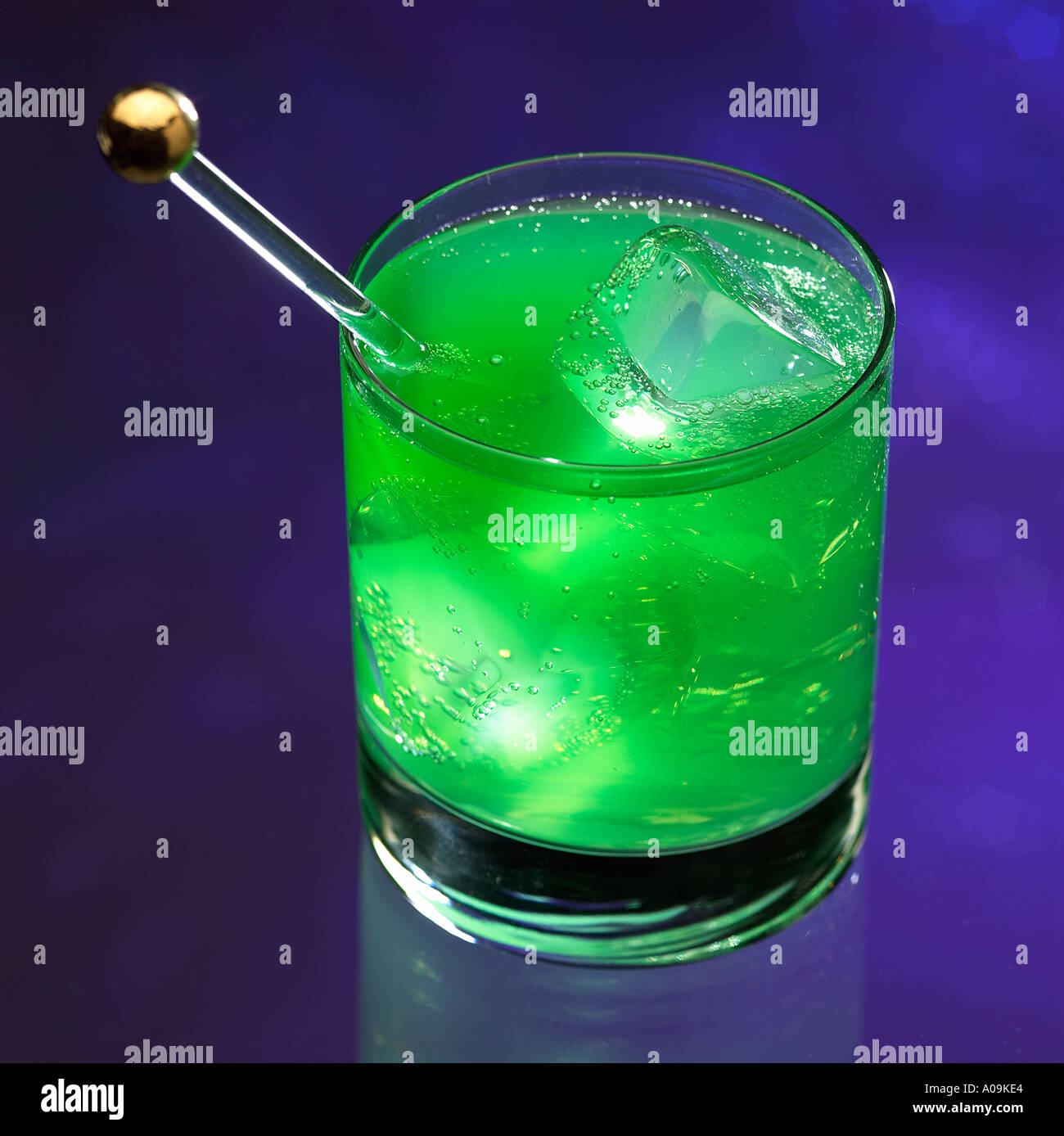 Cocktail xix verde verde Whisky curacao ghiaccio zenzero secco parole chiave di bere alcol a lunga Foto Stock