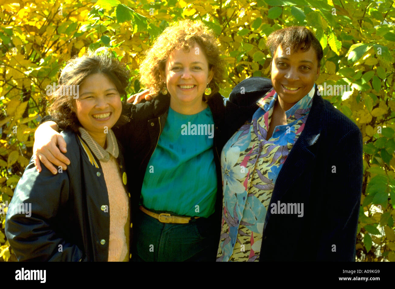 Quartiere multiculturale amici età 35 e 46 caldamente godendo un bel pomeriggio. St Paul Minnesota USA Foto Stock