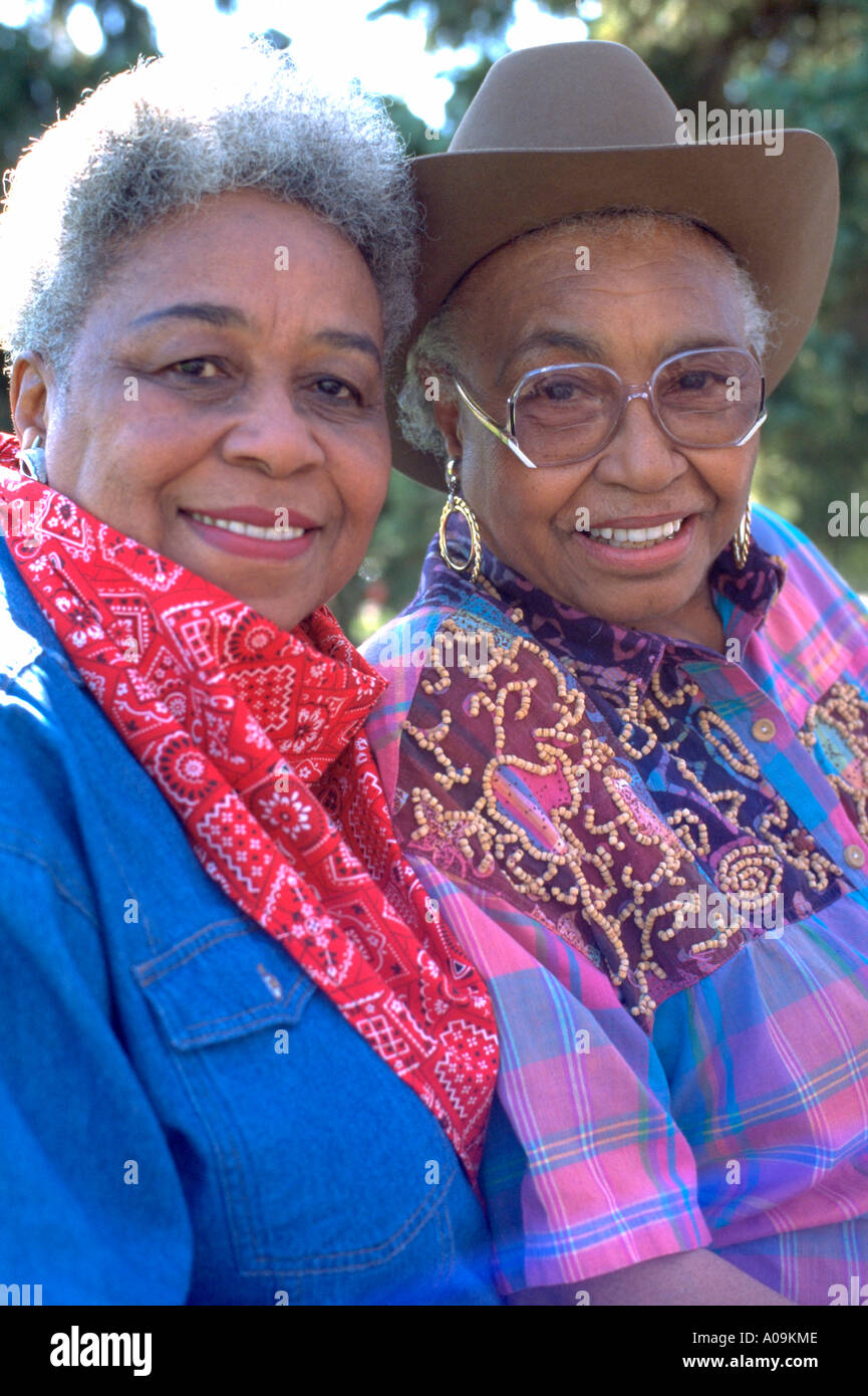 Coppia nero americano africano cowgirls età 72 vestito per la parte interna della città la gioventù rodeo raccolta fondi. St Paul Minnesota USA Foto Stock